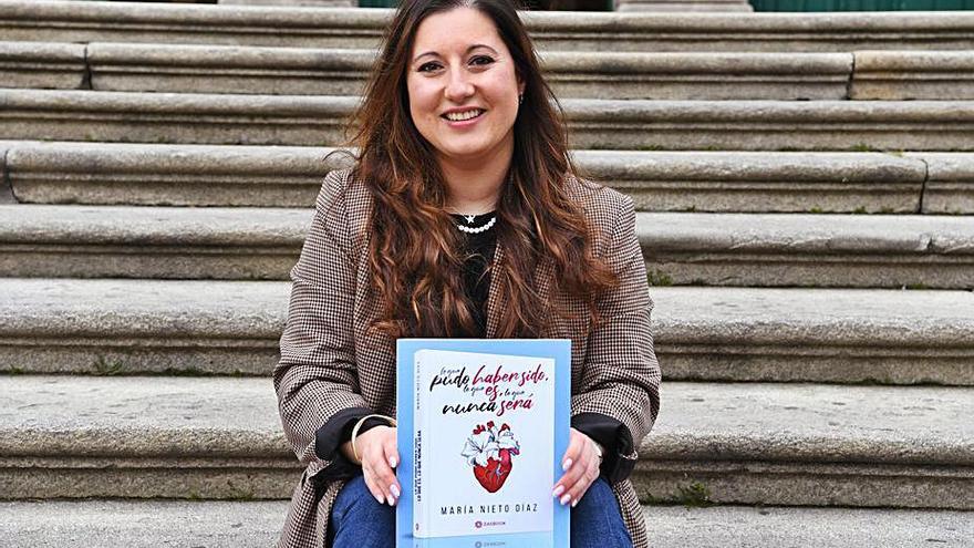 La periodista María Nieto, con la portada de su libro.   | // C. PARDELLAS