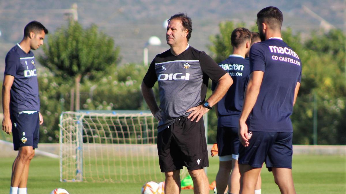 El asistente Emilio Isierte, durante una sesión preparatoria en Marina d’Or en Oropesa de la pasada temporada.