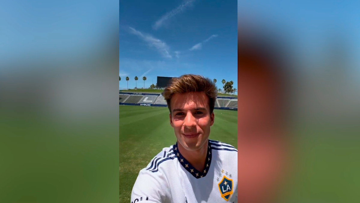 Riqui Puig saludando con la camiseta del LA Galaxy