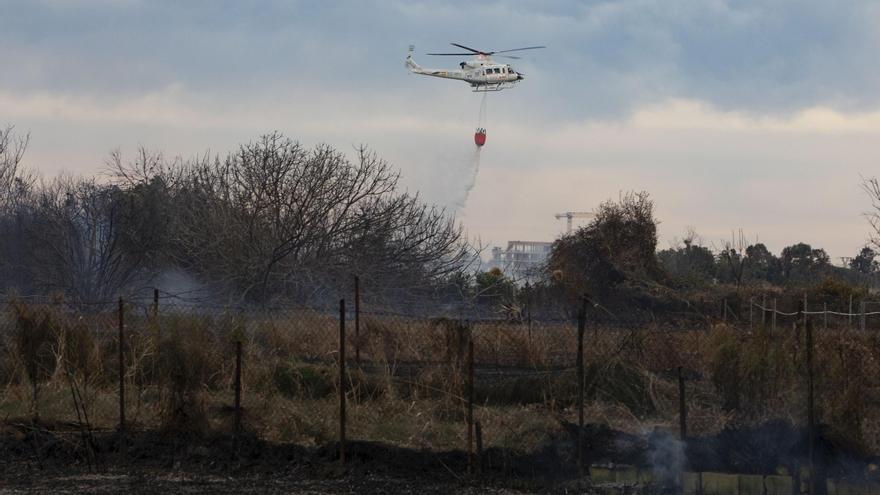 Aparatoso incendio en el marjal de Almardà