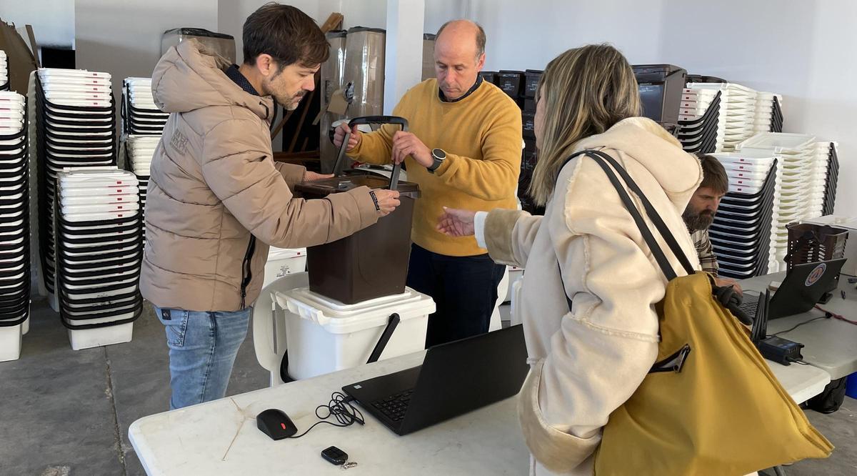 Los cubos de recogida selectiva repartidos a los hogares