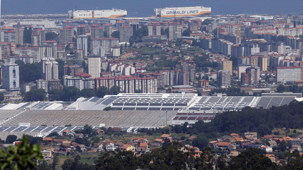 Vista de la factoría de Stellantis Vigo, con sus techos lleno de paneles solares.