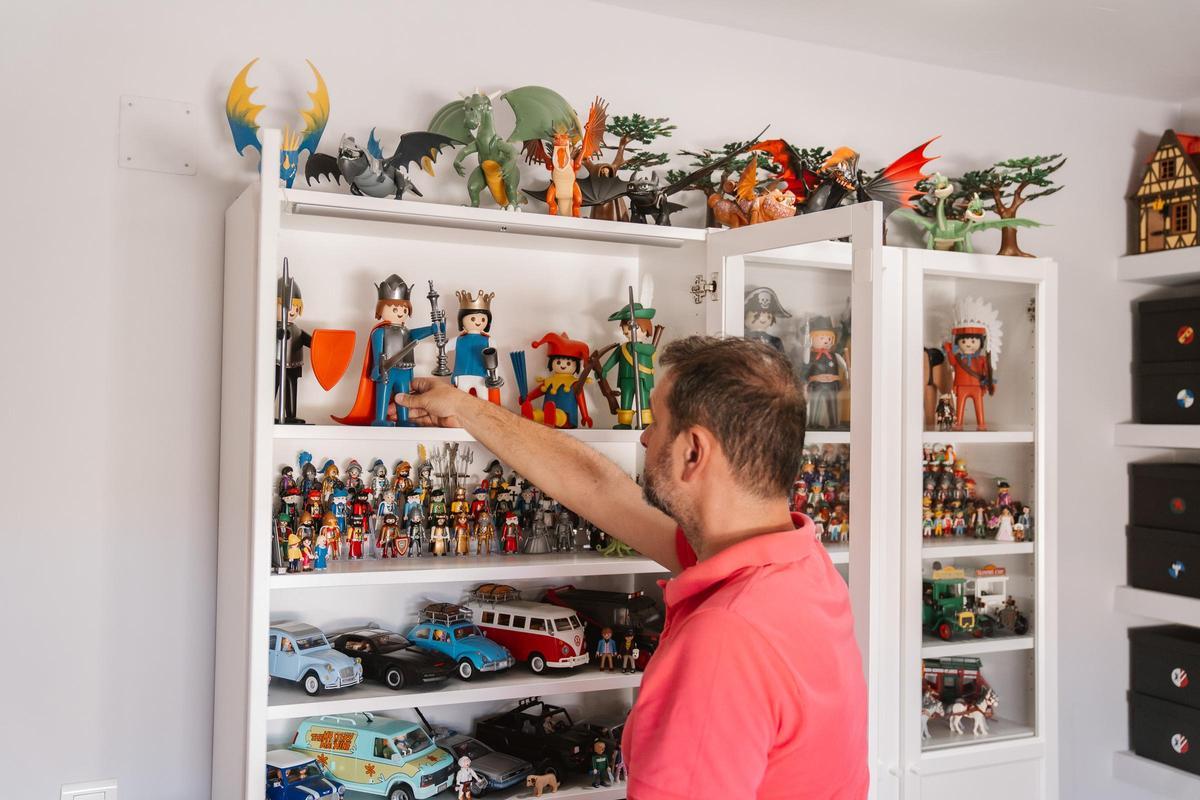 Lorenzo acumula más de 7.000 'clicks' de Playmobil en una habitación de su casa, en Madrid.