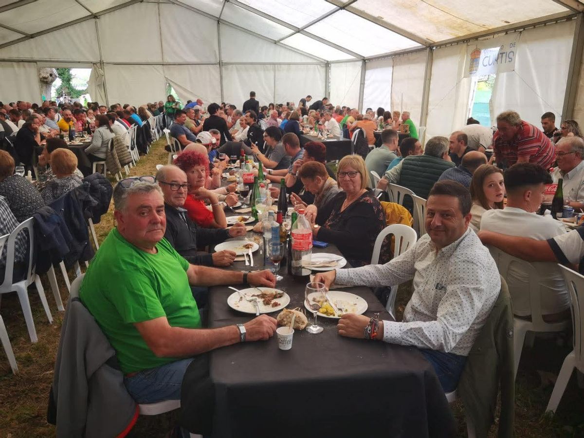 O alcalde de Cuntis (dereita), no xantar dunha edición anterior.