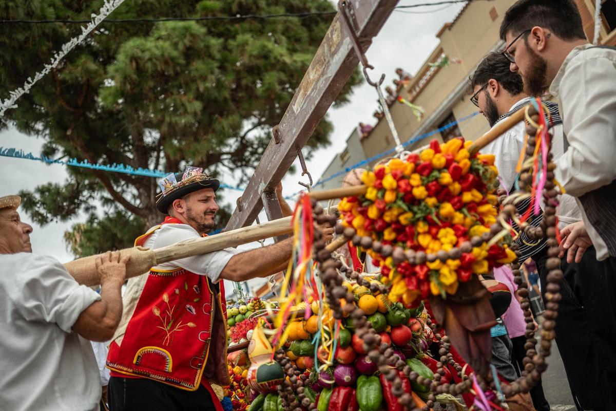 Subida de los cestos y bollos de Santa Bárbara (Icod de los Vinos)