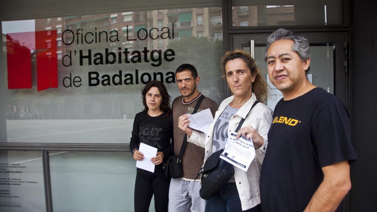 Afectados por los pisos de protección oficial de Badalona. Sandra Salgado, Jonatan Rojas, Maria Carmen Arias y Carlos Ortega frente a la oficina municipal d'habitatge de Badalona.