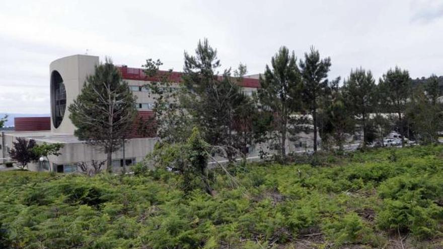 Vista del Hospital de O Salnés desde la finca adquirida por la Mancomunidade para la ampliación del servicio de Urgencias.  // Noé Parga