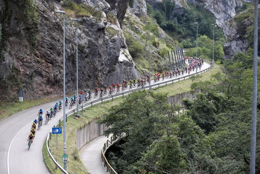 Fuglsang (Astana) ha ganado este lunes la decimosexta etapa de la Vuelta a España, disputada entre Pravia y el Alto de La Cubilla.