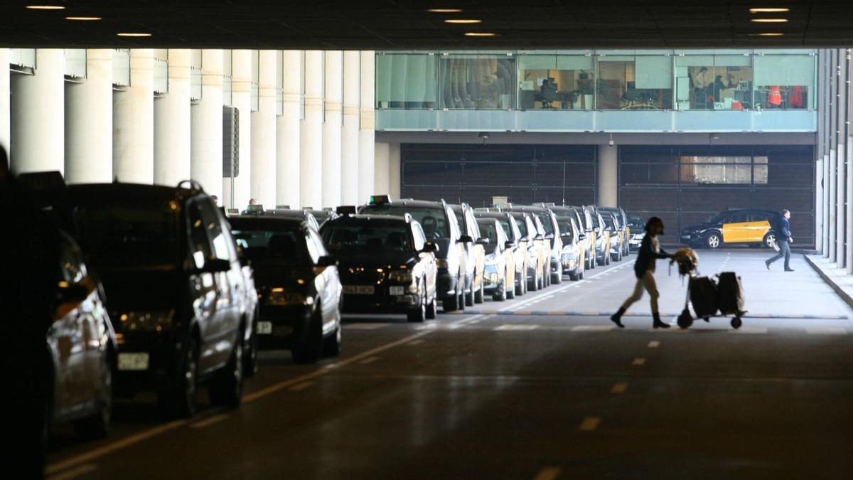 Concentracion de taxis en el aeropuerto de El Prat.