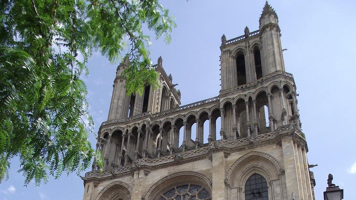 Fachada de la colegiata Notre Dame de Mantes-la-Jolie