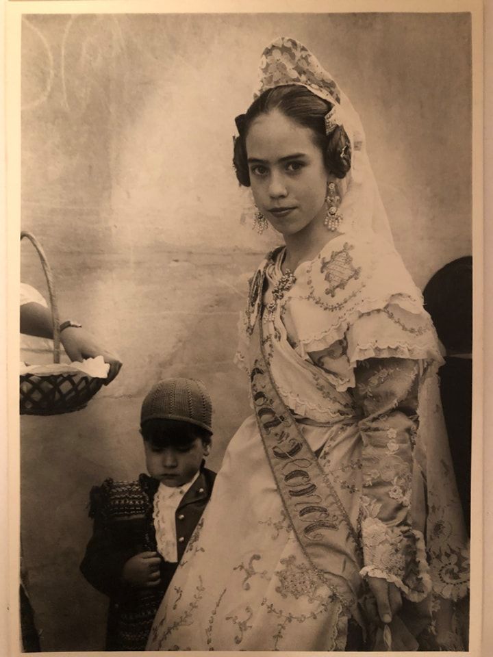 Diana Morant, de niña, vestida de fallera.
