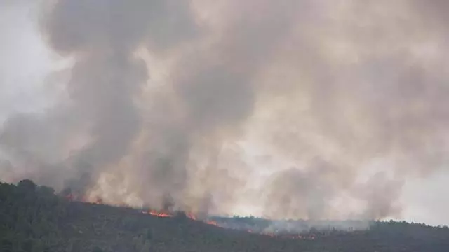 Els Bombers treballen en un nou incendi forestal a Sant Quirze Safaja, que afecta unes 20 hectàrees