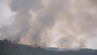 El incendio de Sant Quirze Safaja, que ya ha quemado 97 hectáreas, obliga a evacuar un centro de menores, un cámping y una casa de colonias