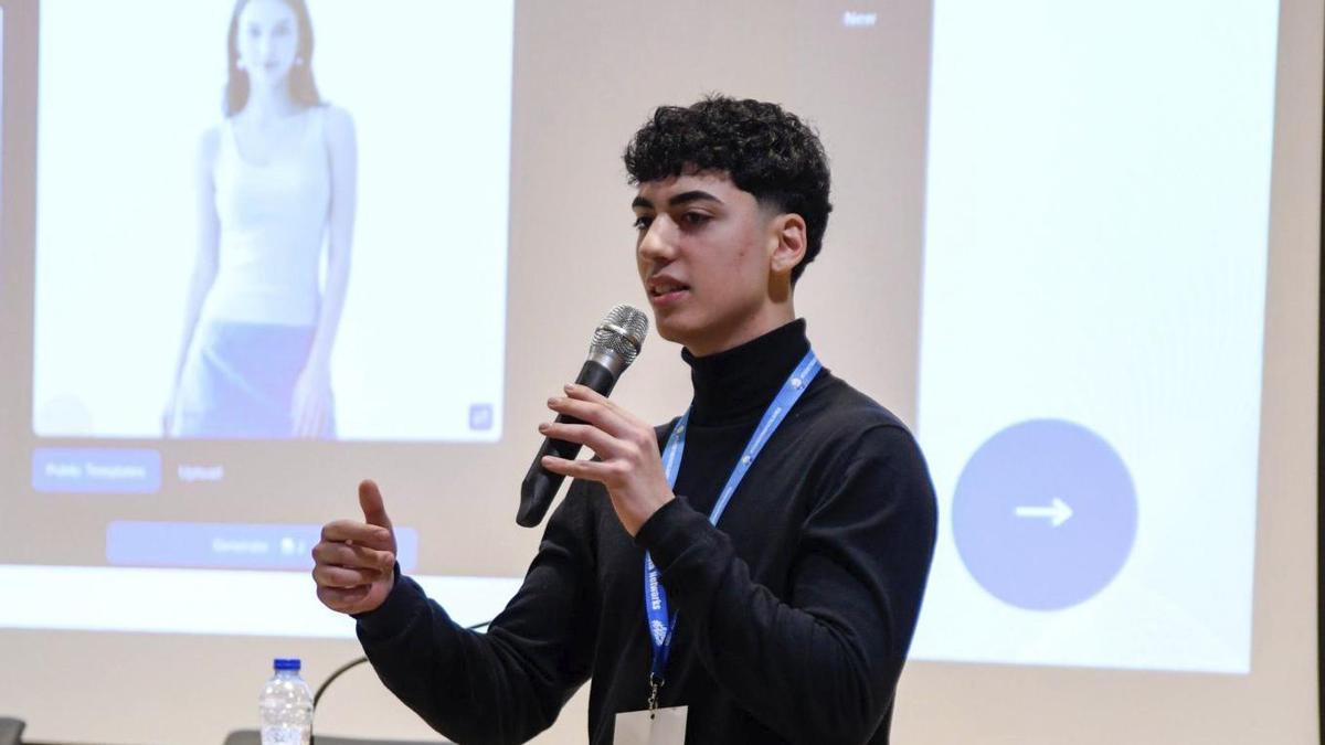 El joven David Muñoz, durante una conferencia en Zamora.