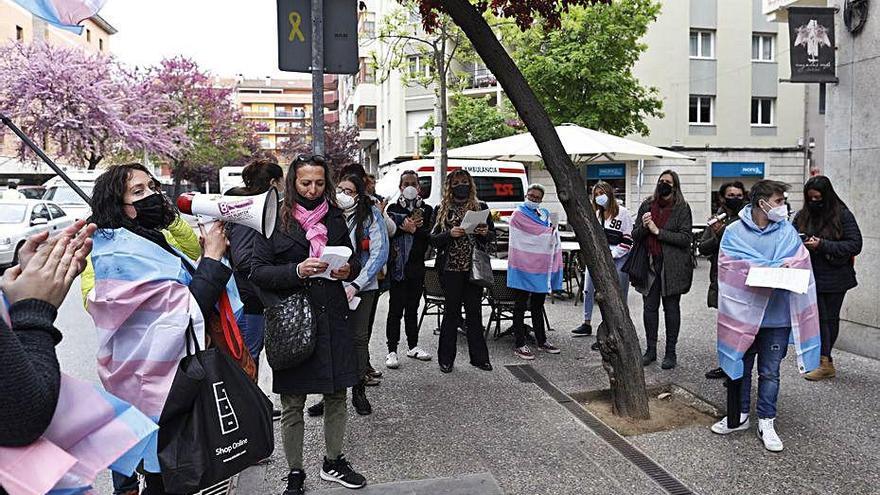 La concentració del col·lectiu LGTBI, ahir a Girona.