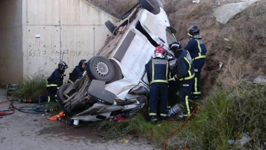 Bomberos trabajando en la furgoneta accidentada ayer en Lorca.