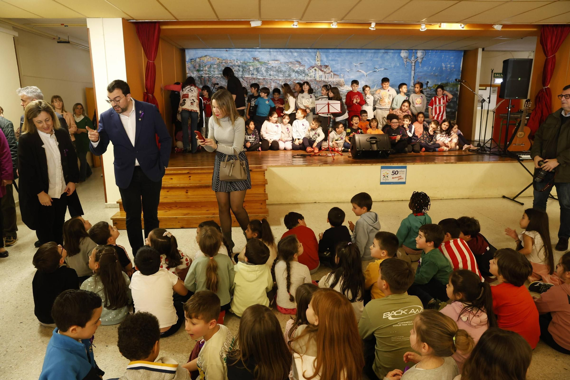 La visita de Adrián Barbón al colegio Lloréu, en Gijón