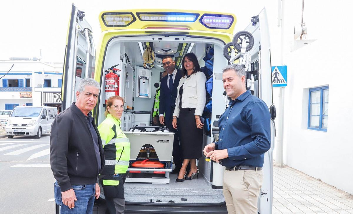 El Cabildo refuerza la cobertura sanitaria de Teguise y Tinajo con la adquisición de una nueva ambulancia.