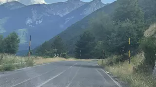 ¿Has visto alguna vez estos palos bicolor en carretera? Pocos conocen su importante significado