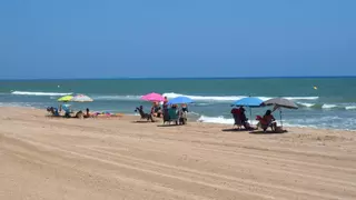 Sueca sabrà hui si les seues tres platges tornen a ser aptes per al bany