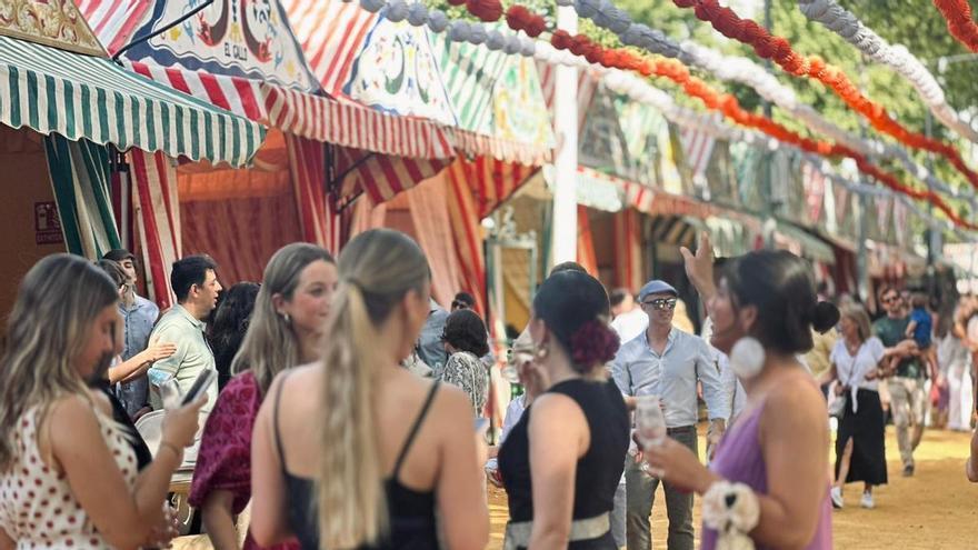 Ni la subida de los precios, ni los 30 grados impiden una preferia de Sevilla radiante: 