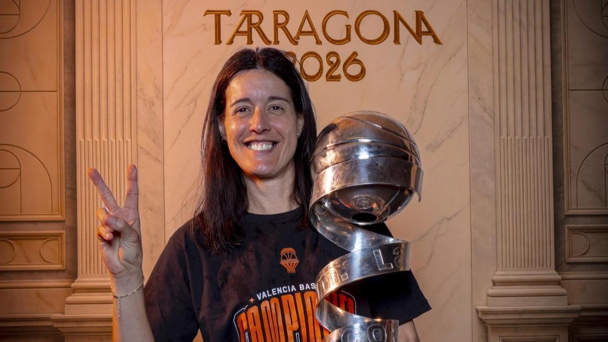 Estopa, celebrando la Copa de la Reina ganada por Valencia Basket