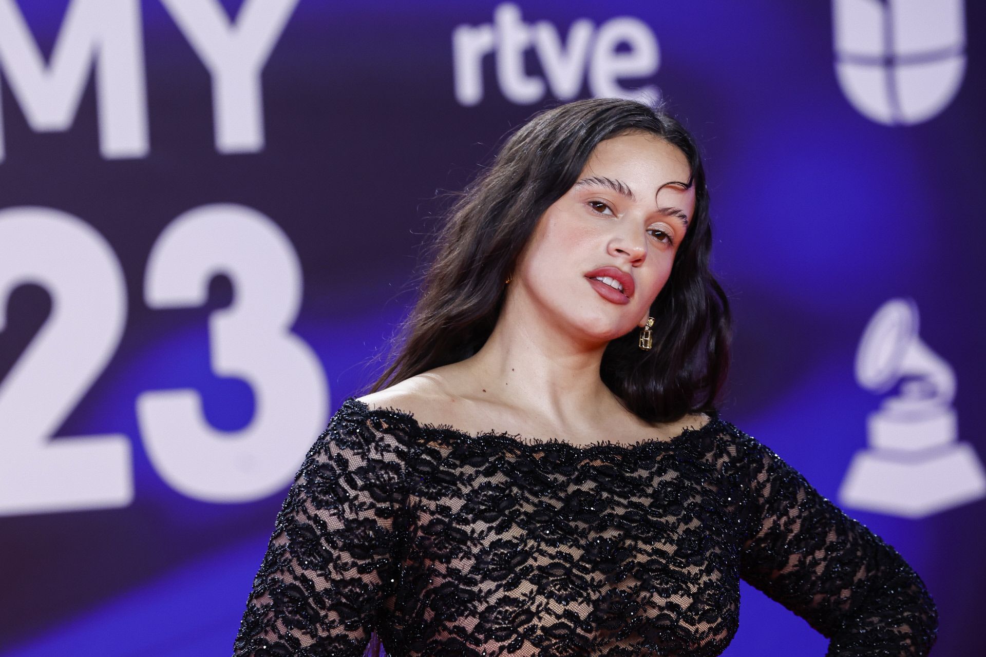 Rosalía, espectacular en la alfombra roja de los Latin Grammy 2023