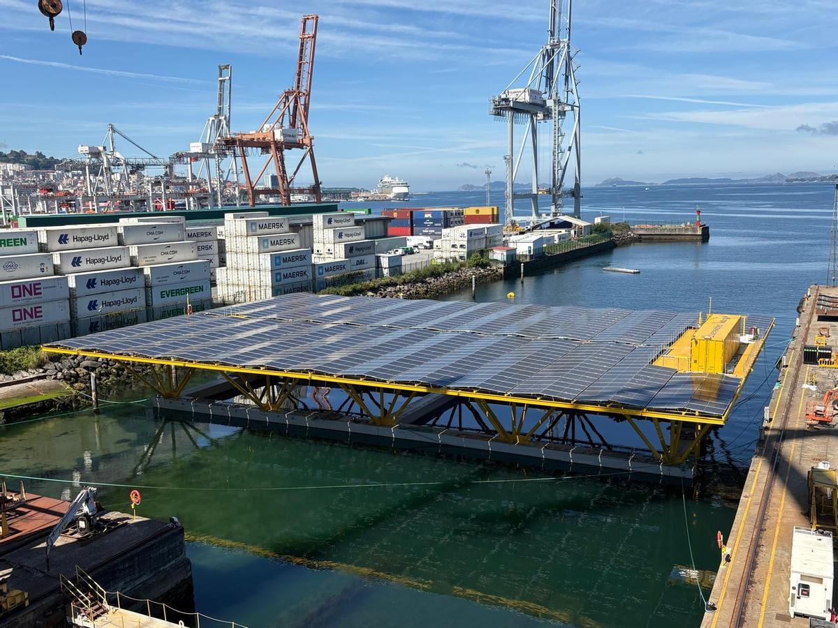 La plataforma solar marina Paiporta, construida en Astilleros San Enrique, antes de iniciar su travesía hacia Valencia.