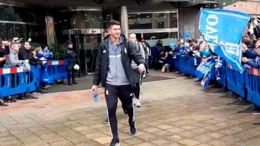 El partidazo de Asturias: Los jugadores del Real Oviedo salen del hotel Silken camino al Carlos Tartiere apoyados por la afición