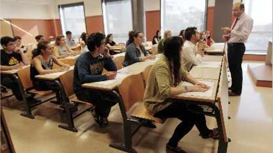 Los aspirantes a las vacantes de Medicina se examinaron ayer en el campus de Alfara del Patriarca.