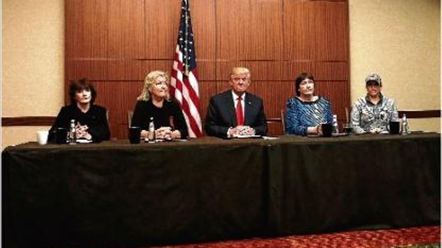 Trump reuneix 4 dones que van denunciar Bill Clinton