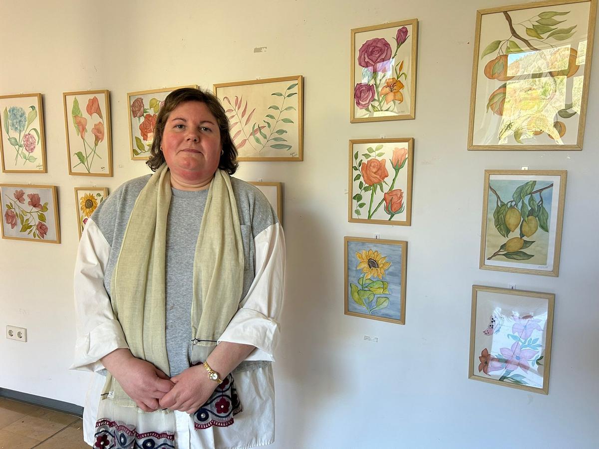 Edita de Llano, ante algunas de las acuarelas presentes en la exposición.