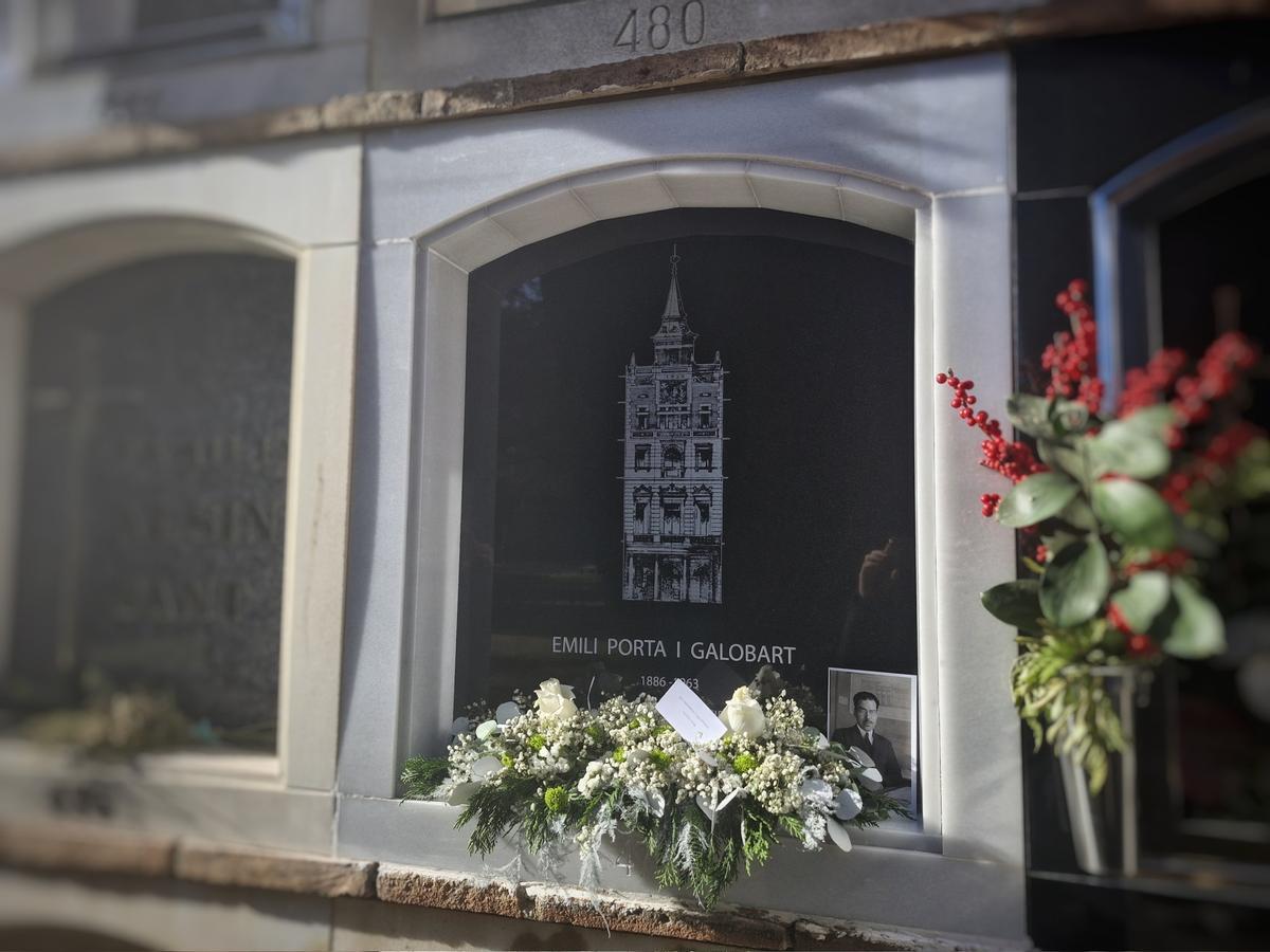 S'ha col·locat una làpida per homenatjar Emili Porta al cementiri de Berga