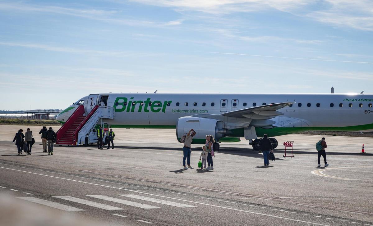 Avión de la compañía Binter, a punto de despegar, en el aeropuerto de Badajoz.