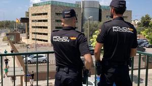 Agentes de la Policía Nacional, en Ibiza.