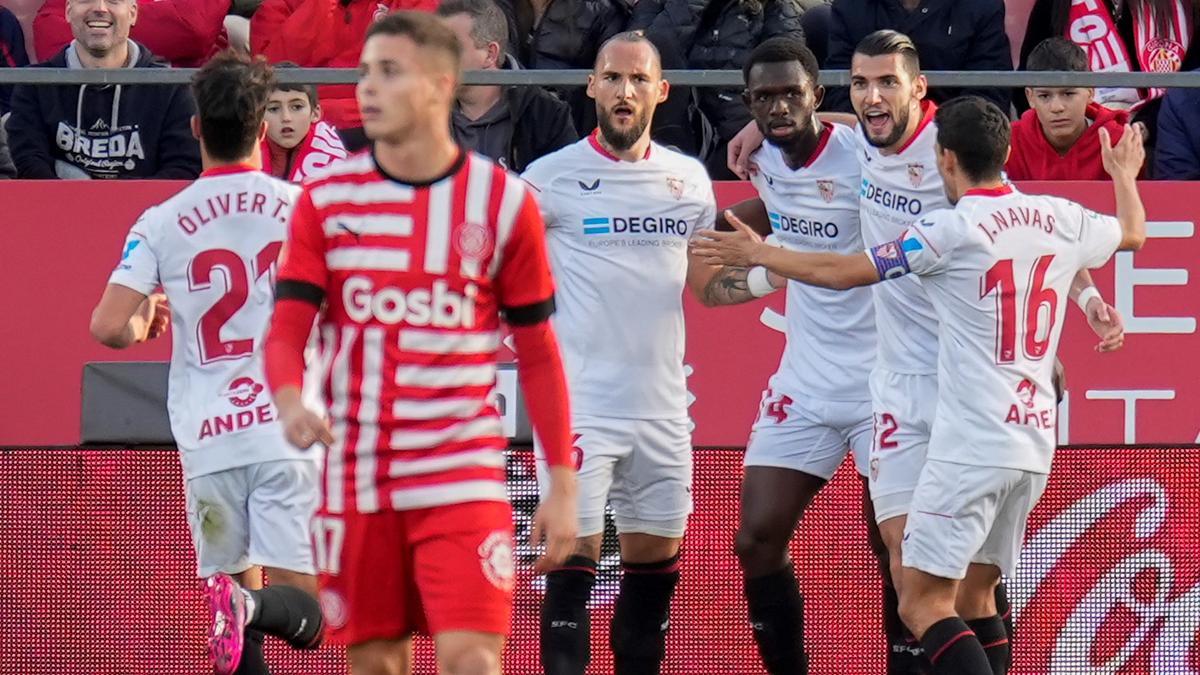 Los compañeros felicitan a Nianzou, autor del 0-1 en Montilivi.