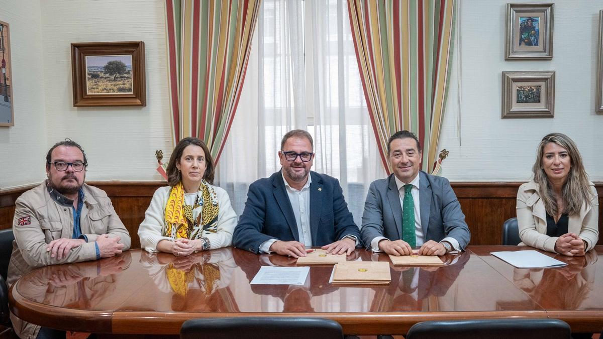 Representantes del Ayuntamiento de Mérida y de la AECC, durante la firma del convenio.