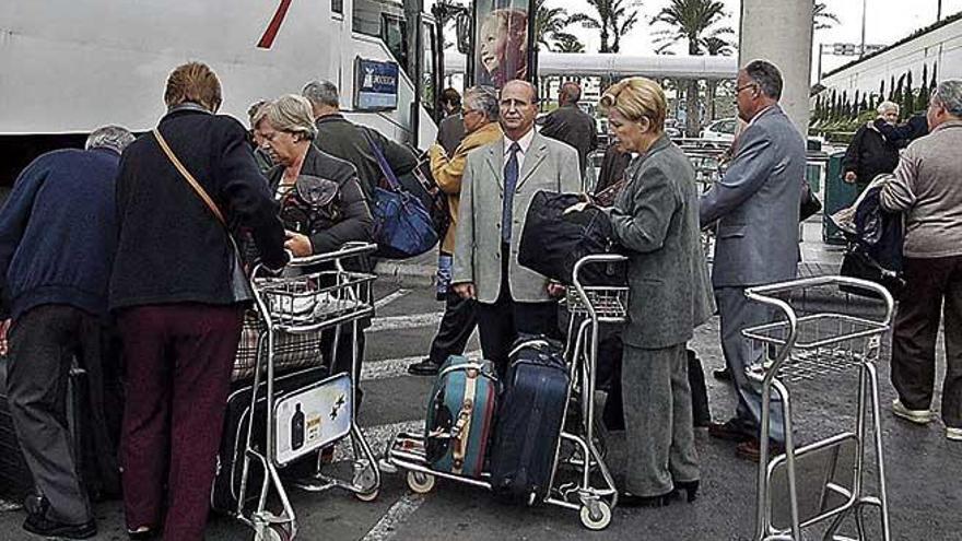 Jubilados llegando al aeropuerto de Son Sant Joan en viajes patrocinados por el Imserso.