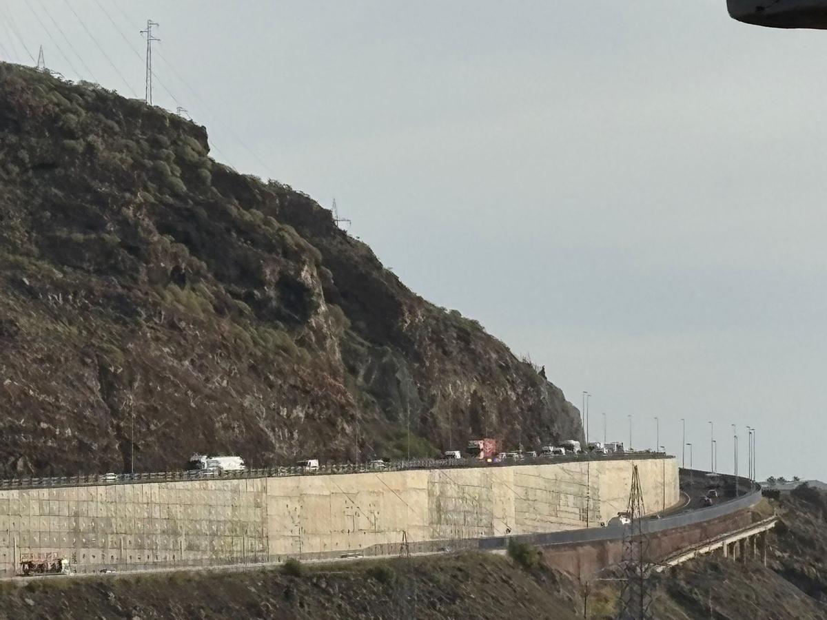 Colas a la altura de Caletillas