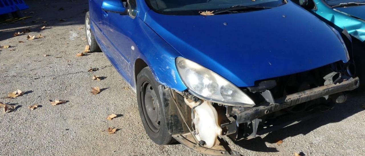 Estado en el que quedó el coche tras estrellarse contra varios vehículos. | POLICÍA NACIONAL/POLICÍA LOCAL