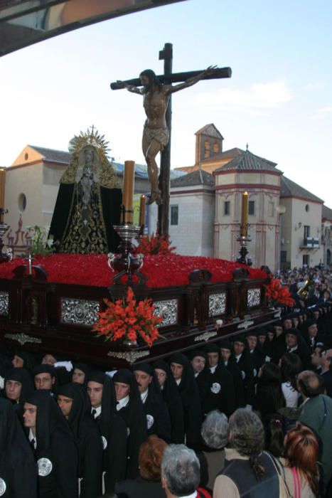 La Virgen de los Dolores del Puente, a los pies del Cristo del Perdón.