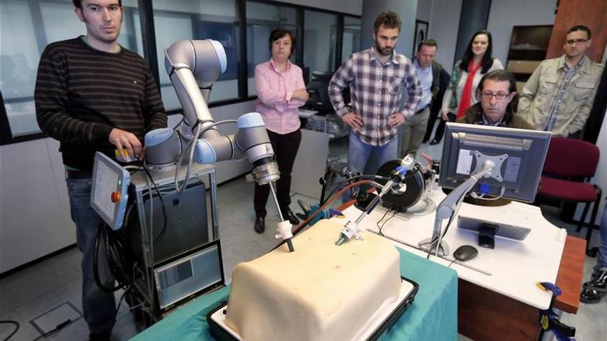 El Imibic de Córdoba presenta el primer robot quirúrgico español