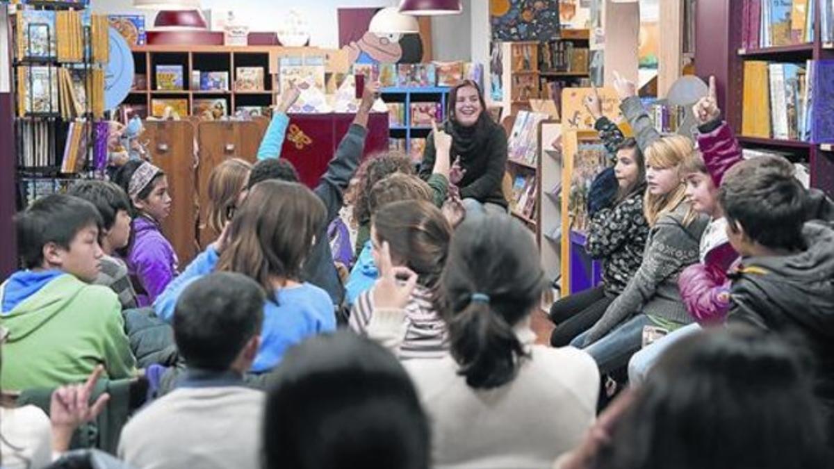 Club de lectura de alumnos del colegio Carlit en la librería La Caixa d'Eines de BCN.