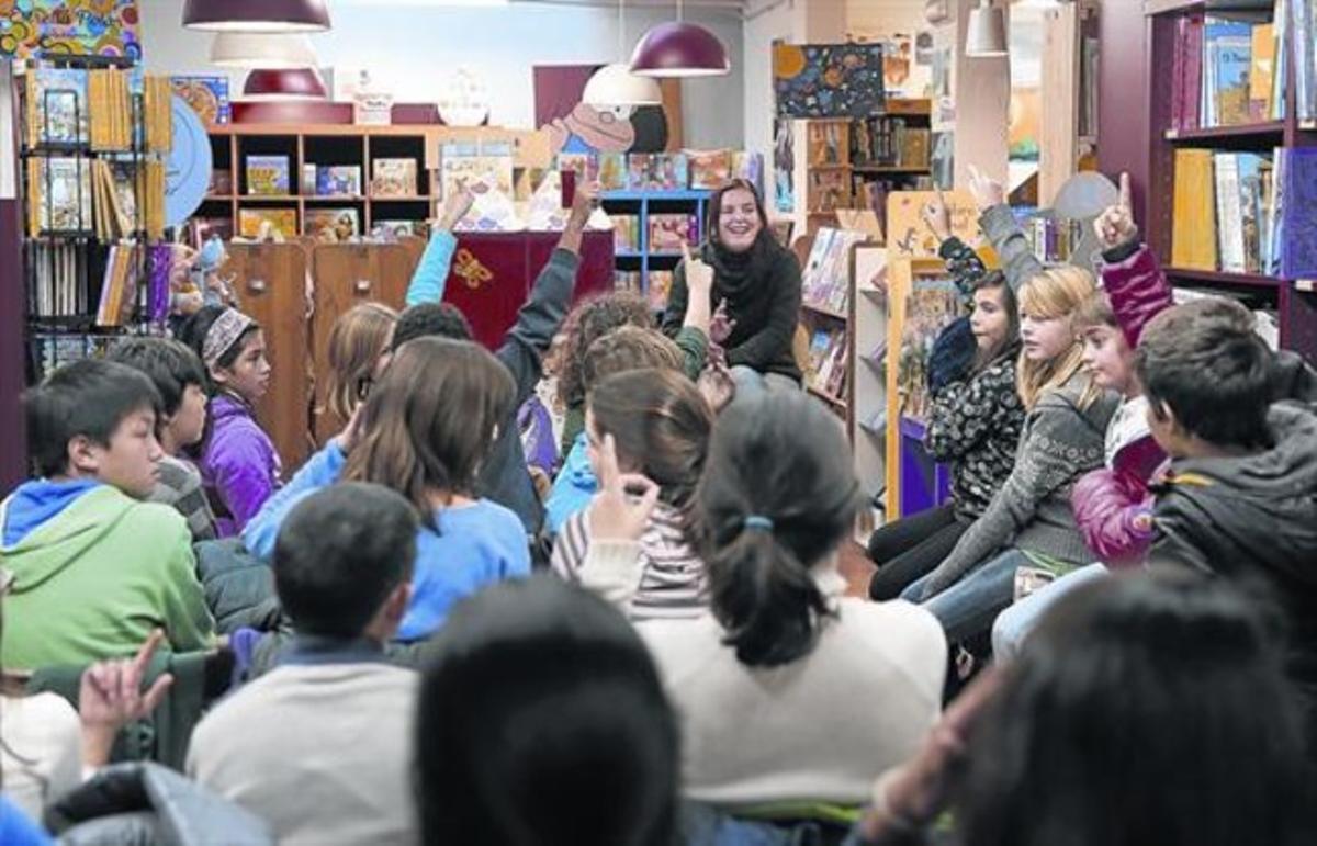 Club de lectura de alumnos del colegio Carlit en la librería La Caixa d'Eines de BCN.