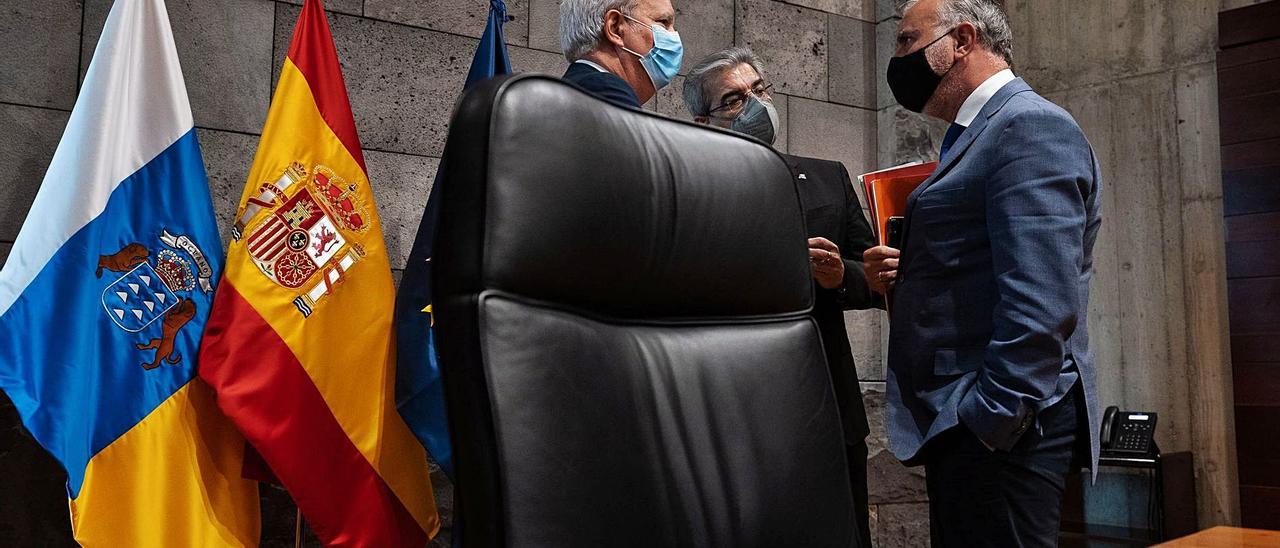 De izquierda a derecha Sebastián Franquis, Román Rodríguez y Ángel Víctor Torres, ayer antes del Consejo de Gobierno. | | EFE
