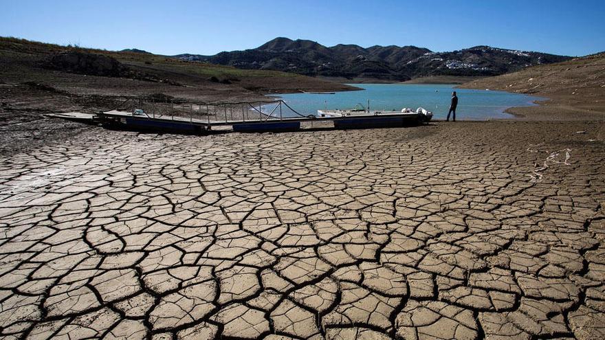 Imagen del embalse de La Viñuela, este viernes.