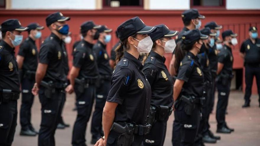 Policías en prácticas de la Jefatura Superior de Badajoz, en el actor de ayer.