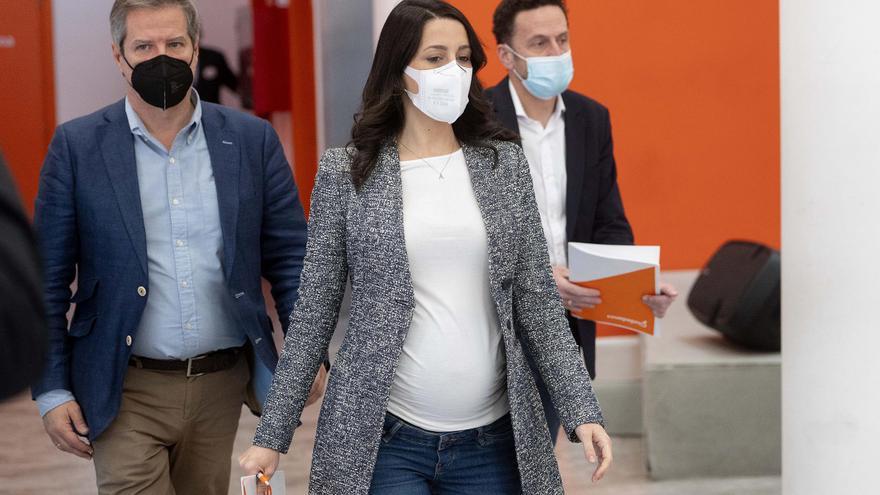 La líder de Cs, Inés Arrimadas (c), a su llegada a una comparecencia tras el anuncio de elecciones anticipadas en Castilla y León.