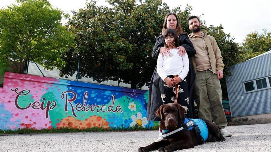 La familia de una niña con autismo urge al colegio que no «alargue plazos» para la entrada de su perro de asistencia al aula