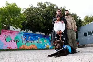 La família d'una nena amb autisme urgeix a l'escola que no "allargui terminis" per a l'entrada del seu gos d'assistència a l'aula